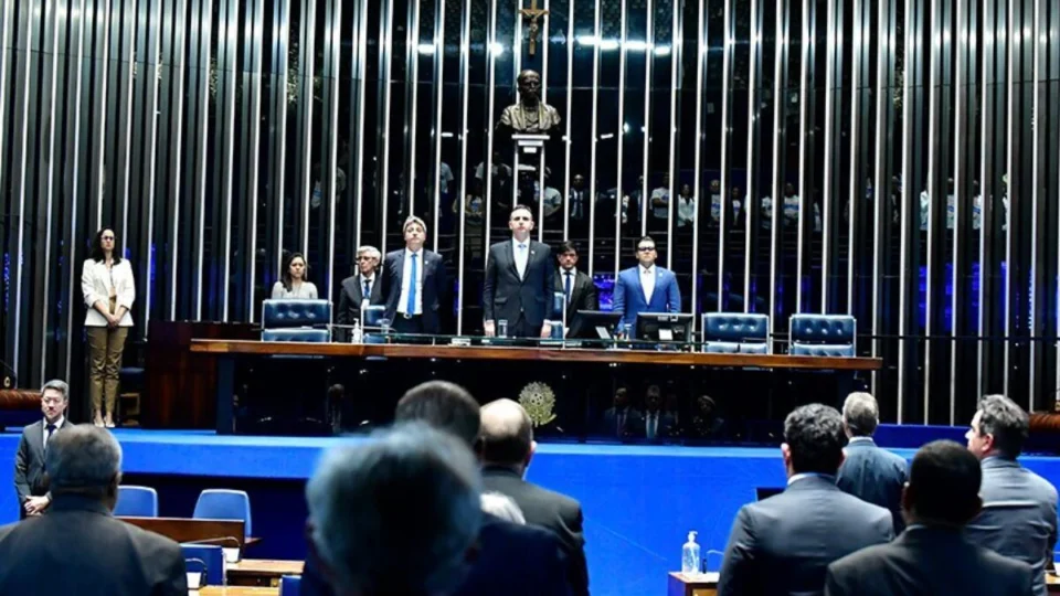 Pacheco homenageia vítimas de acidente aéreo e Delfim Netto