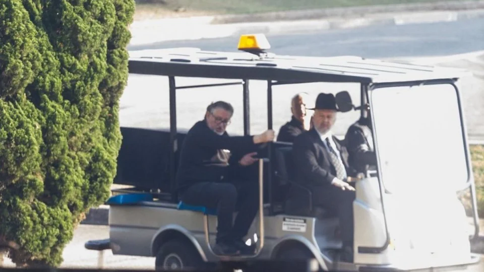 Silvio Santos: corpo do apresentador é sepultado neste domingo (18)