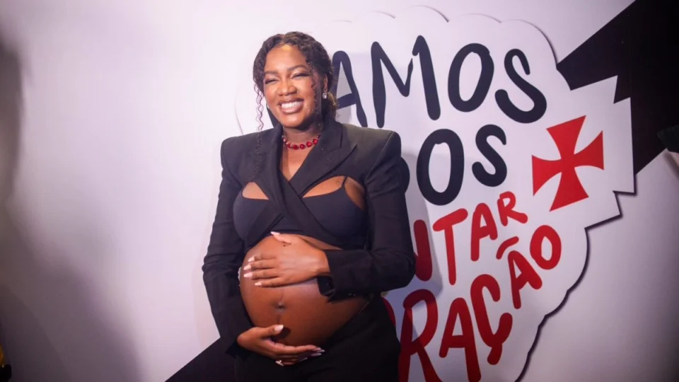 Yuri Lima é vaiado durante show de Iza em festa do Vasco