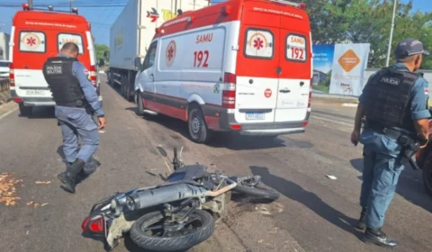 Motociclista e passageira escapam de ser esmagados por carreta em Manaus