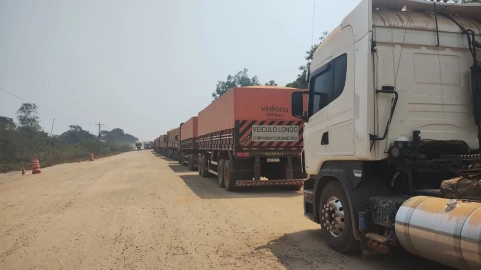 BR-319 tem fila quilométrica de caminhões parados no Amazonas