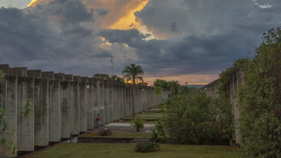 UnB cancela atividades presenciais devido a incêndio no Parna