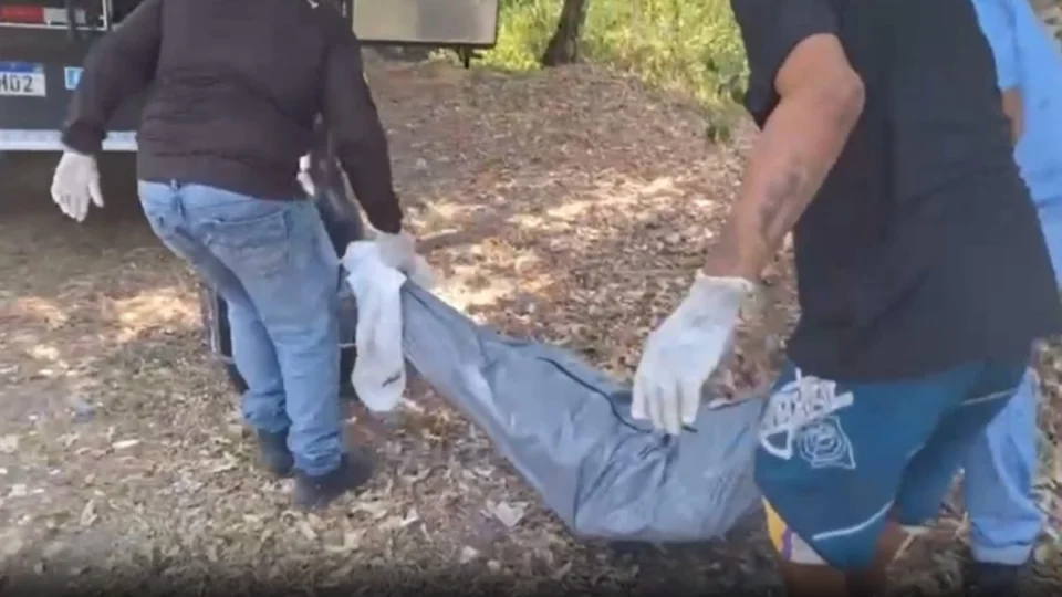 Moradores encontram corpo de homem em mata de Manaus; veja