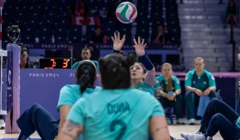 Paralimpíadas 2024: Brasil ganha da Eslovênia no vôlei sentado feminino