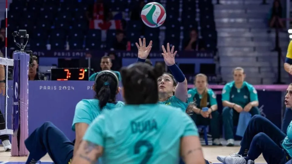 Paralimpíadas 2024: Brasil ganha da Eslovênia no vôlei sentado feminino