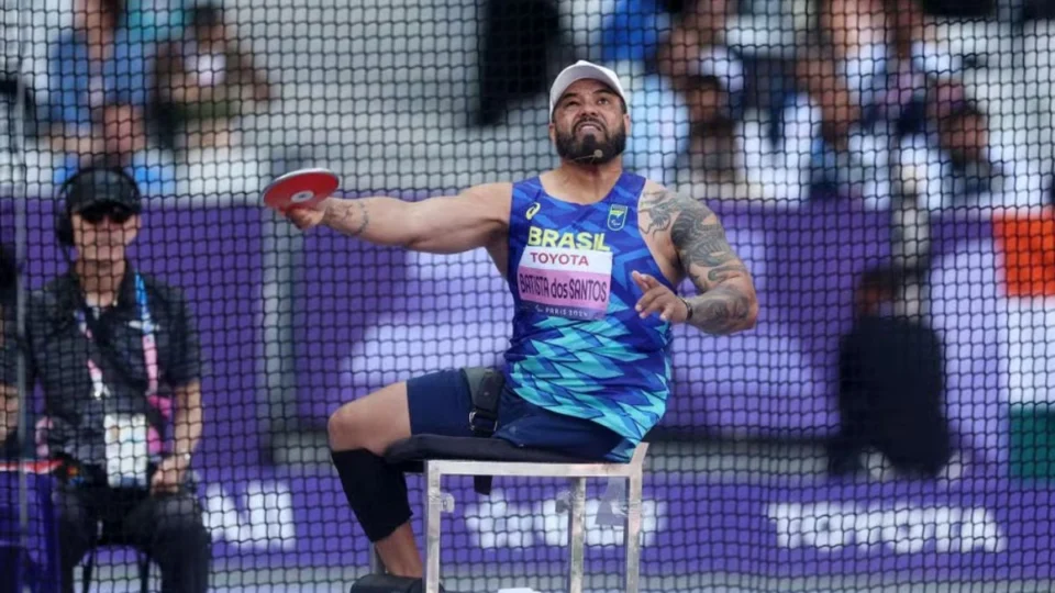 Paralimpíadas 2024: Claudiney Santos conquista o tri e bate recorde no disco