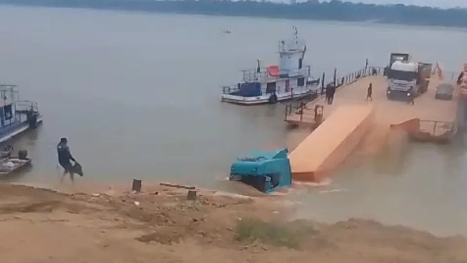 VÍDEO: caminhão afunda após tentar sair de balsa, em Humaitá (AM)