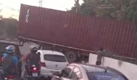 VÍDEO: carreta perde controle e invade área de mata em Manaus