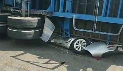 VÍDEO: carreta tomba em cima de carro na zona Sul de Manaus