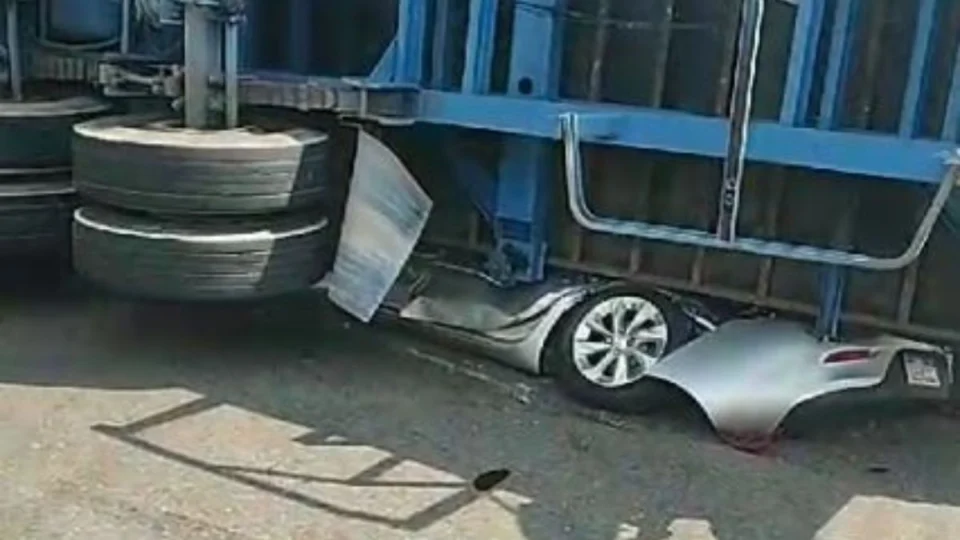 VÍDEO: carreta tomba em cima de carro na zona Sul de Manaus