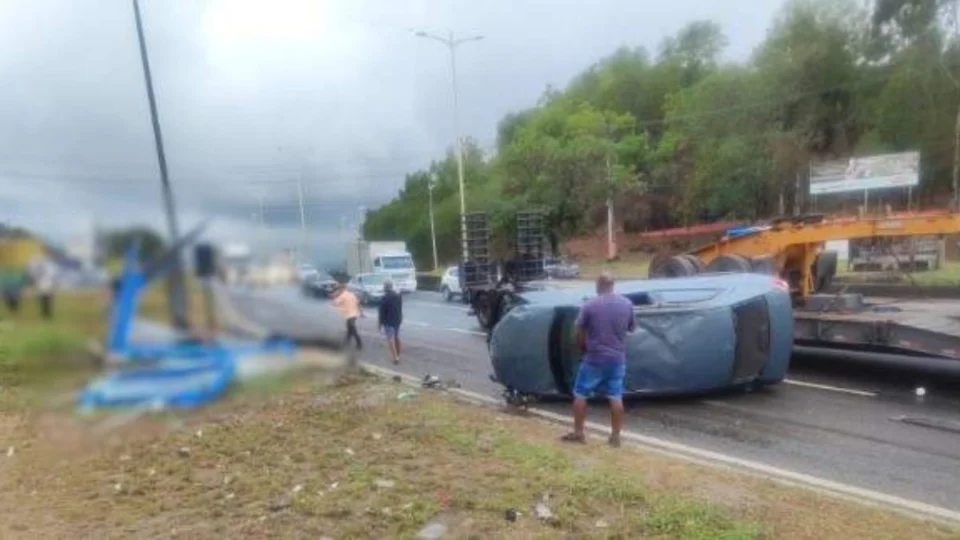Carro capota, atinge ponto de ônibus e deixa 2 mortos em Cariacica