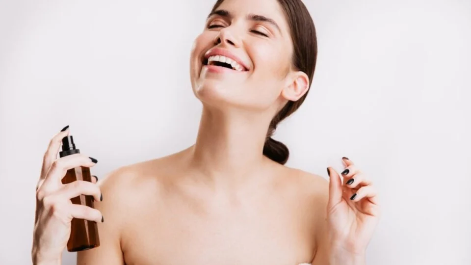 Como fazer perfume durar mais tempo na pele em dias de calor