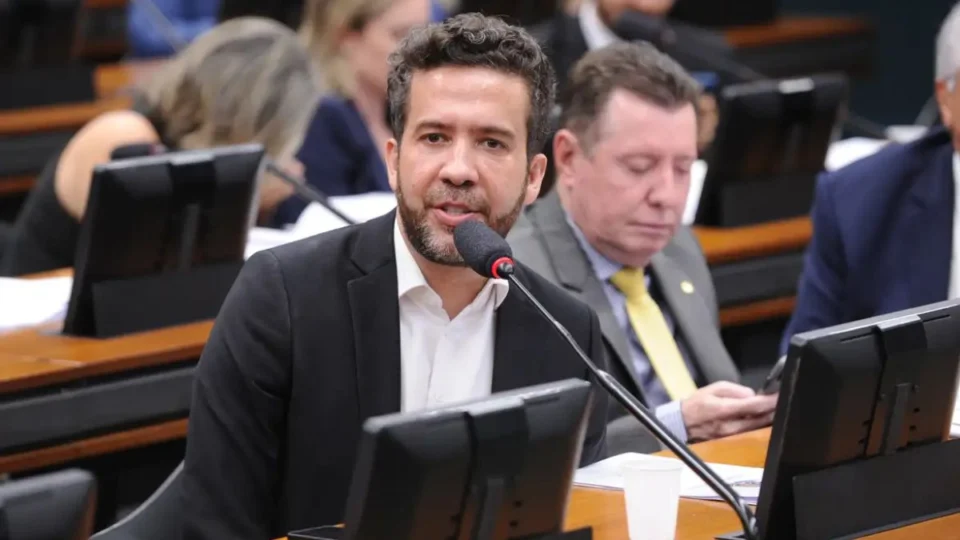 PF indicia André Janones por corrupção e peculato