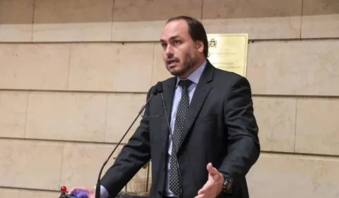 Justiça devolve caso sobre “rachadinha” de Carlos Bolsonaro