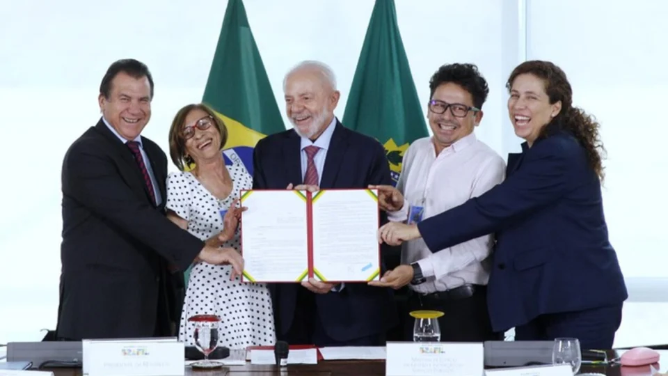 Governo decreta melhores condições de trabalho no serviço público; Veja regras