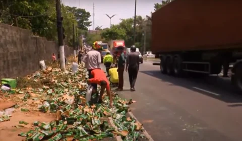 Carreta com cerveja ‘Heineken’ tomba e bebidas são saqueadas em Manaus