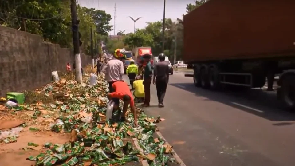 Carreta com cerveja ‘Heineken’ tomba e bebidas são saqueadas em Manaus