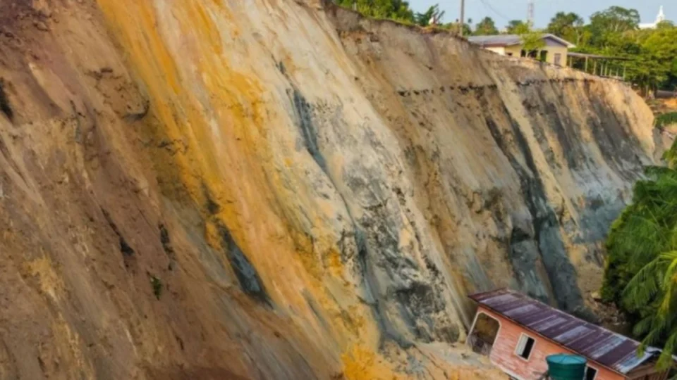Desmoronamento atinge 30 casas e outras 10 são destruídas no AM