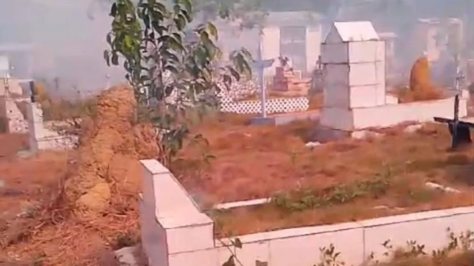 VÍDEO: Incêndio atinge túmulos em cemitério de Manaus