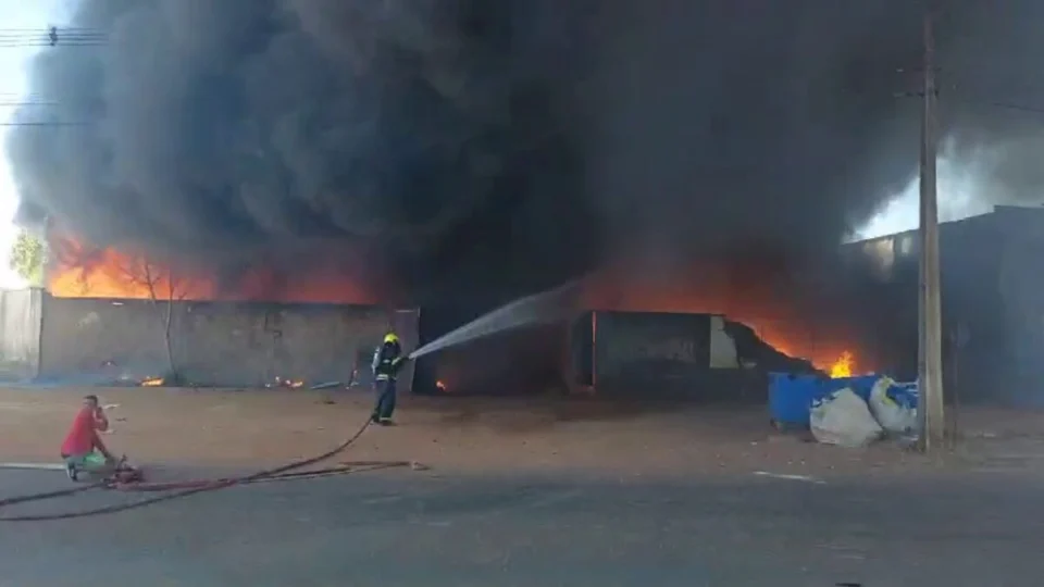 Incêndio em galpão de reciclagem assusta moradores de Palmas
