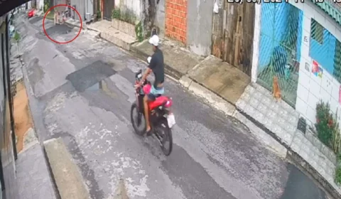 VÍDEO: motociclista em alta velocidade perde controle e atropela idosa em Manaus