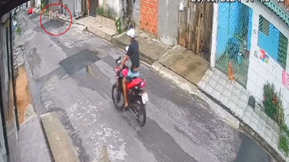 VÍDEO: motociclista em alta velocidade perde controle e atropela idosa em Manaus