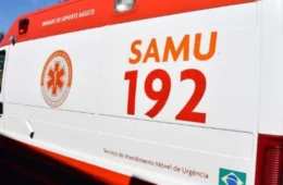 Motociclista e passageira ficam feridos após colisão com poste no Cambará