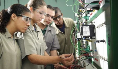 Programa oferece qualificação profissional para 15 mil jovens; veja