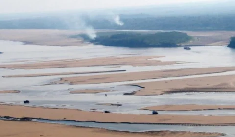 Rio Madeira se transforma em bancos de areia com seca extrema
