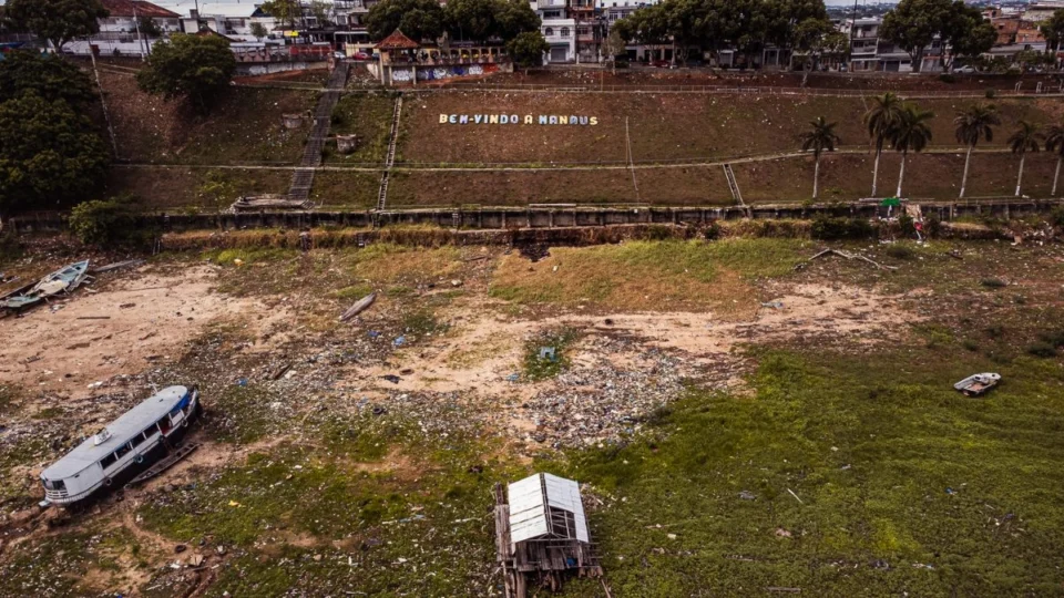 Rio Negro em Manaus se aproxima da seca histórica de 2023