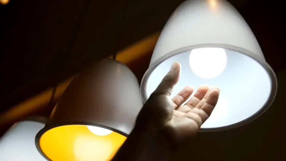 Tarifa de energia ficará mais cara em outubro; afirma Aneel