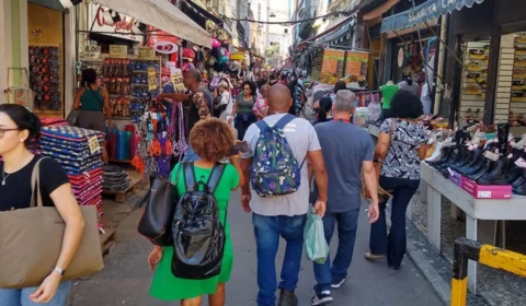 Taxa de desemprego cai e população ocupada bate recorde, diz IBGE