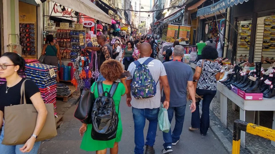 Taxa de desemprego cai e população ocupada bate recorde, diz IBGE