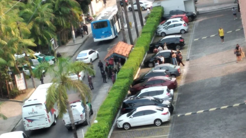 VÍDEO: tiroteio em ponto de ônibus deixa quatro baleados em Manaus