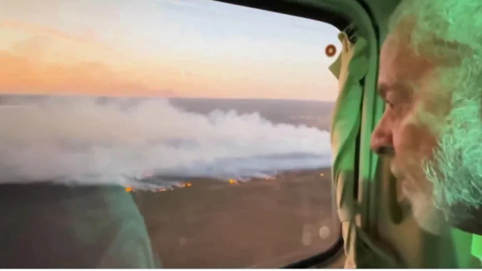 Lula sobrevoa incêndio no Parque Nacional de Brasília e marca reunião