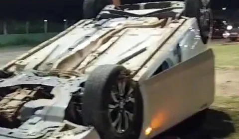 Carro capota após motorista avançar no sinal vermelho de um cruzamento em Boa Vista