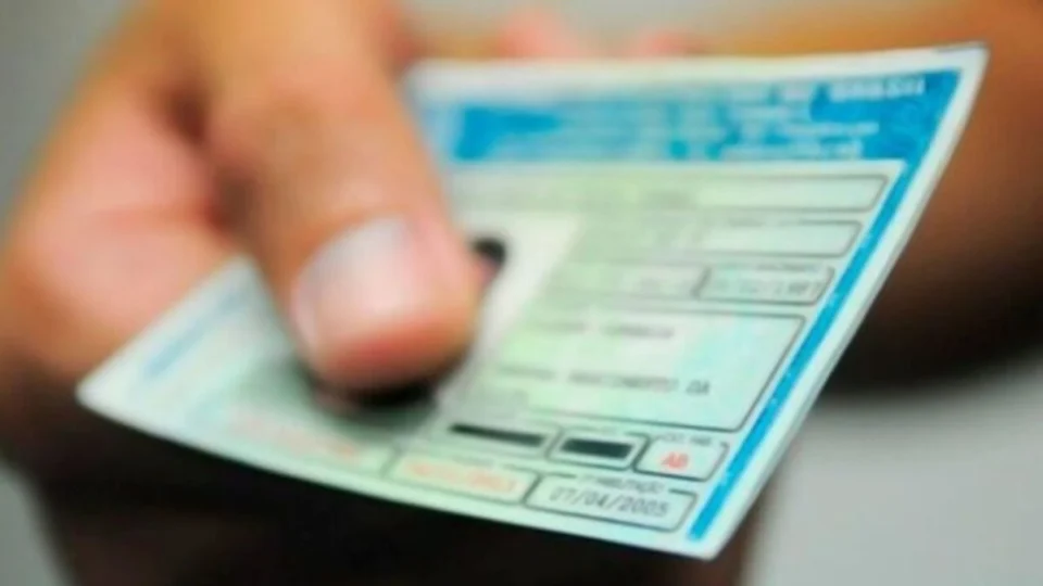 Como renovar a carteira de habilitação de idoso? Entenda os prazos