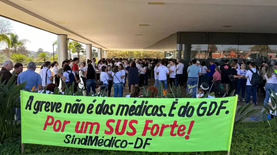 Médicos do Distrito Federal suspendem greve por uma semana