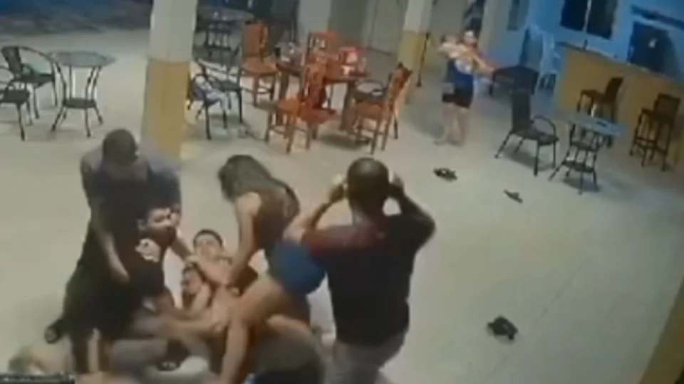 VÍDEO: homem leva socos em briga de condomínio em Manaus