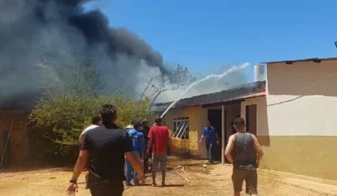 Incêndio em galpão atinge escola e igreja em Palmas