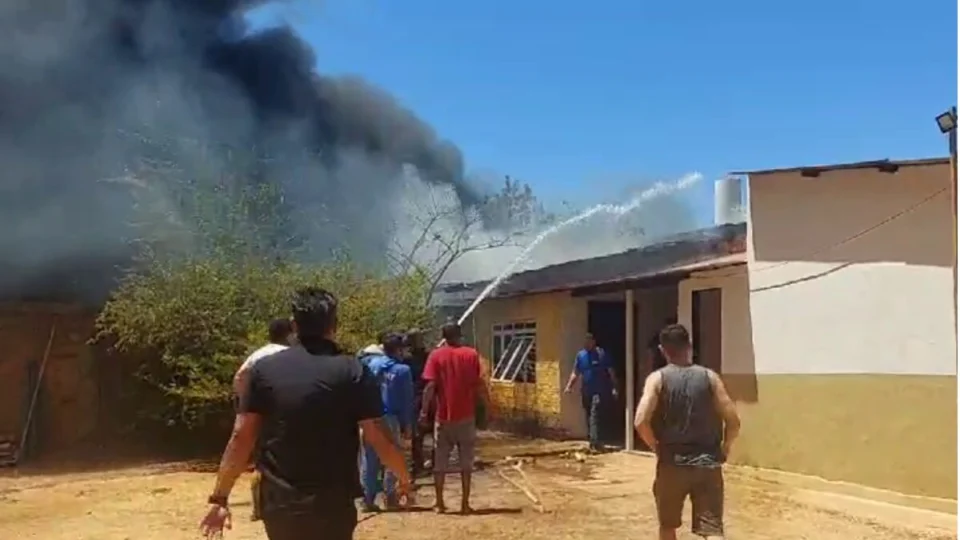 Incêndio em galpão atinge escola e igreja em Palmas