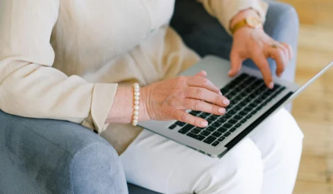 Quais são as dívidas que os idosos com 60+ estão isentos de pagar? Saiba como se inscrever