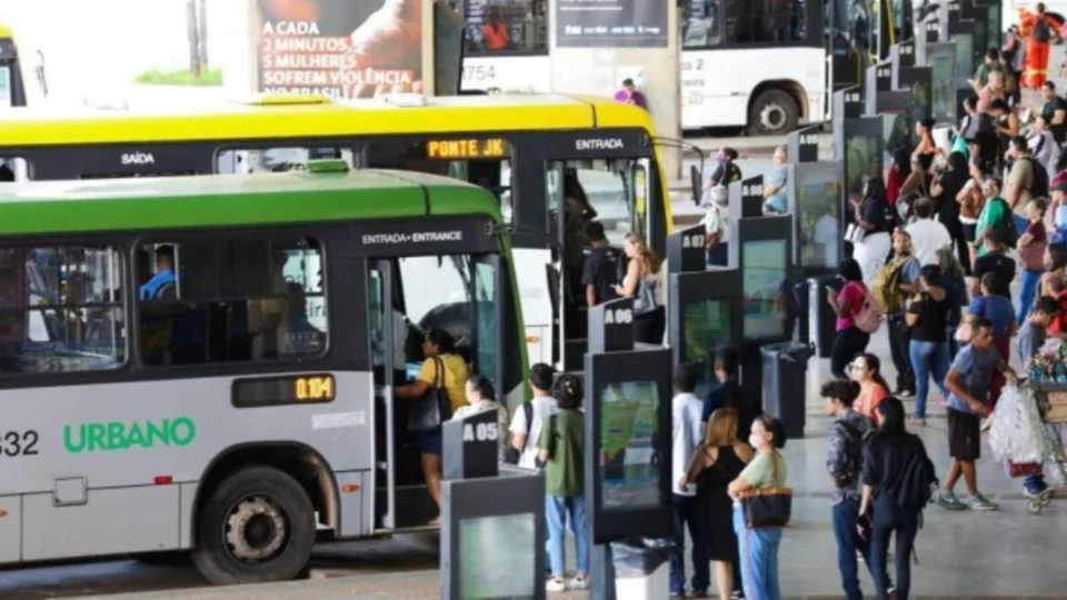 Homem assedia mulher em ônibus e é preso no DF
