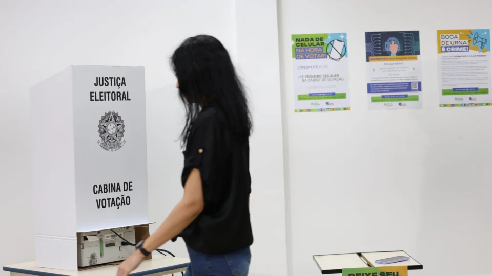 Eleições 2024: Eleitor pode levar cola para a cabine de votação?