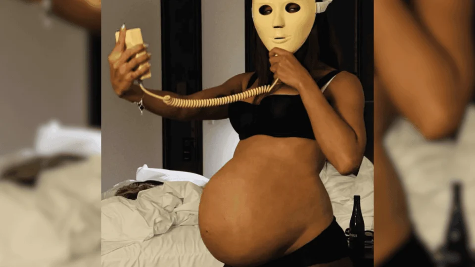 Anitta grávida? Cantora posta foto com barriga e causa curiosidade: ‘Segredo’