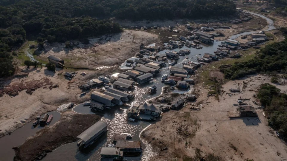 Após atingir seca histórica, rio Negro registra 12,11 m nesta quarta (9)