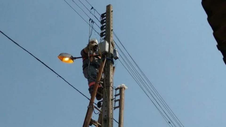 Caminhonete derruba poste e causa apagão na Ataíde Teive