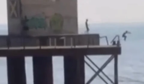 Crianças pulam da Ponte do rio Negro em meio à seca; veja vídeo