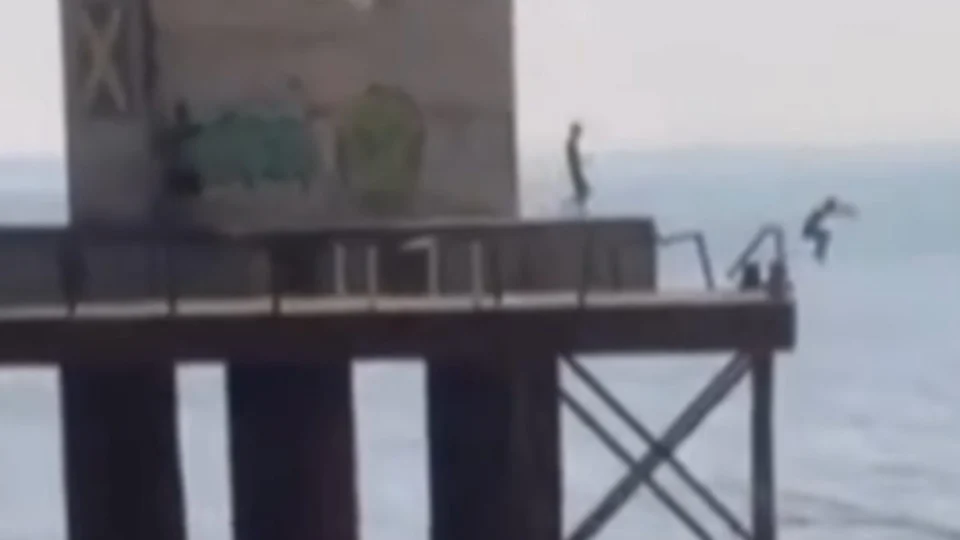 Crianças pulam da Ponte do rio Negro em meio à seca; veja vídeo