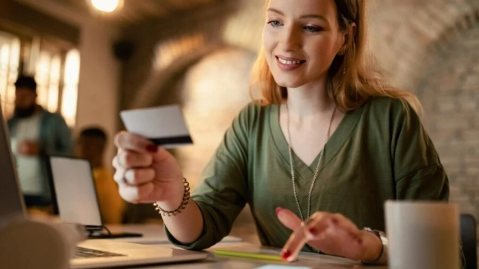 Cartão de loja: vale a pena? conheça os benefícios e os riscos